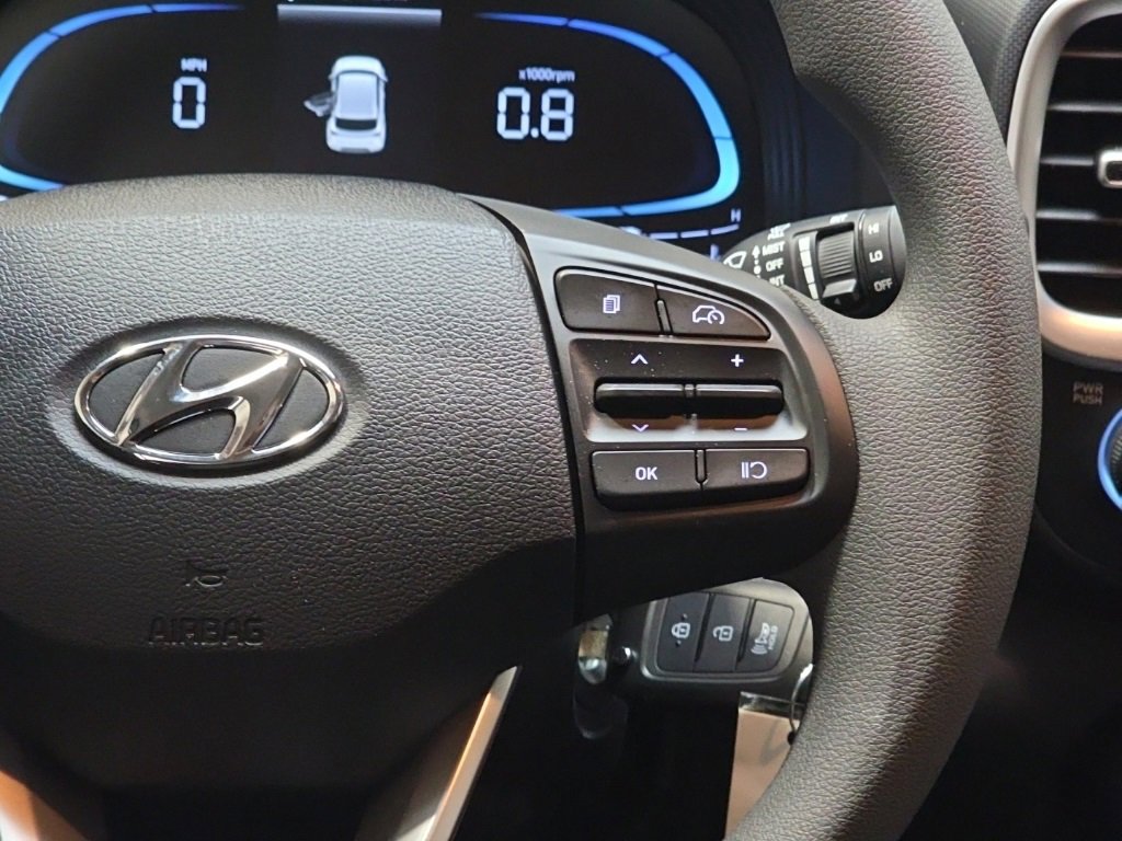Certified 2025 Hyundai Venue SE image 17