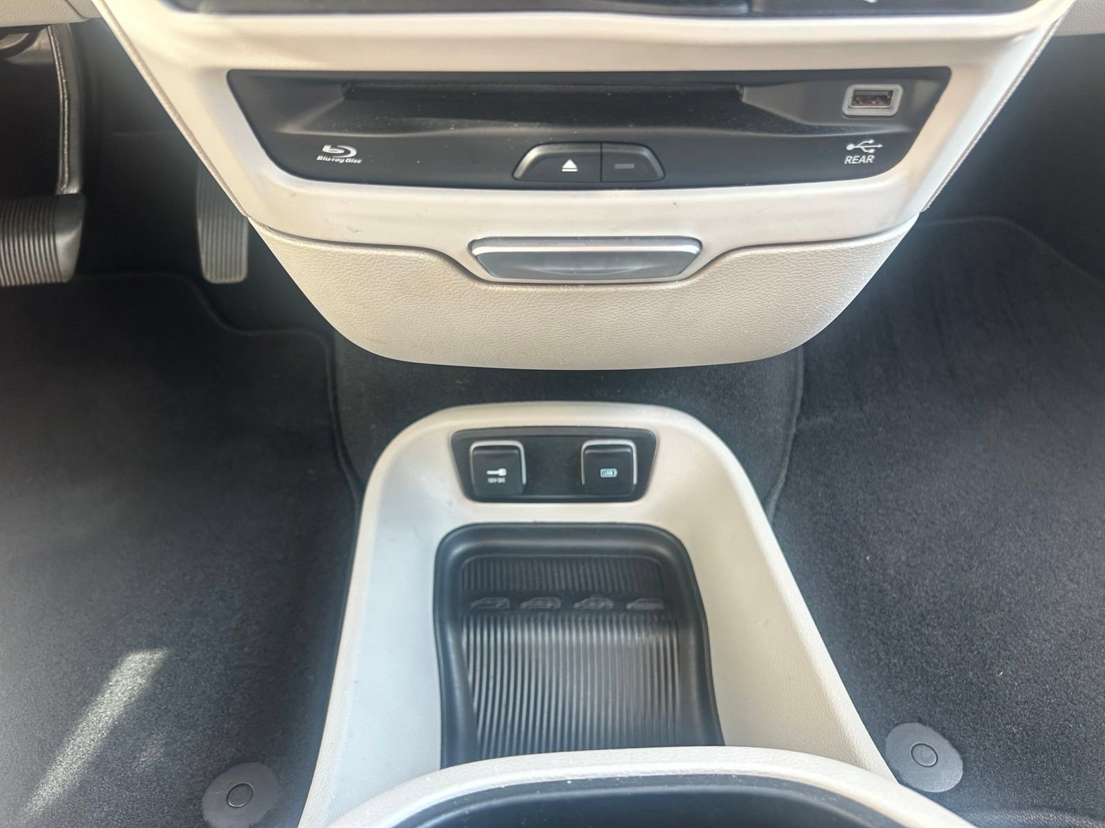 Used 2017 Chrysler Pacifica Limited w/ UConnect Theater Package FWD image 11