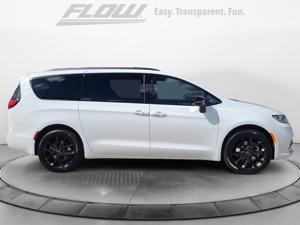 New 2026 Chrysler Pacifica Select w/ S Appearance Package AWD/4WD image 8