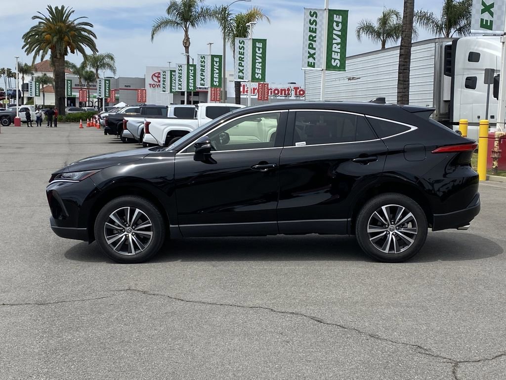 Used 2022 Toyota Venza LE image 2