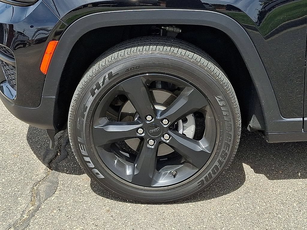 Used 2025 Jeep Grand Cherokee Altitude RWD image 24
