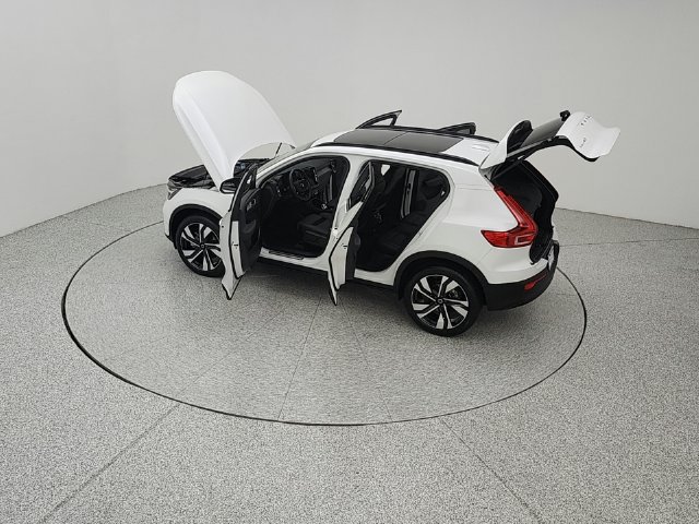 Certified 2025 Volvo XC40 B5 Ultra AWD/4WD image 24