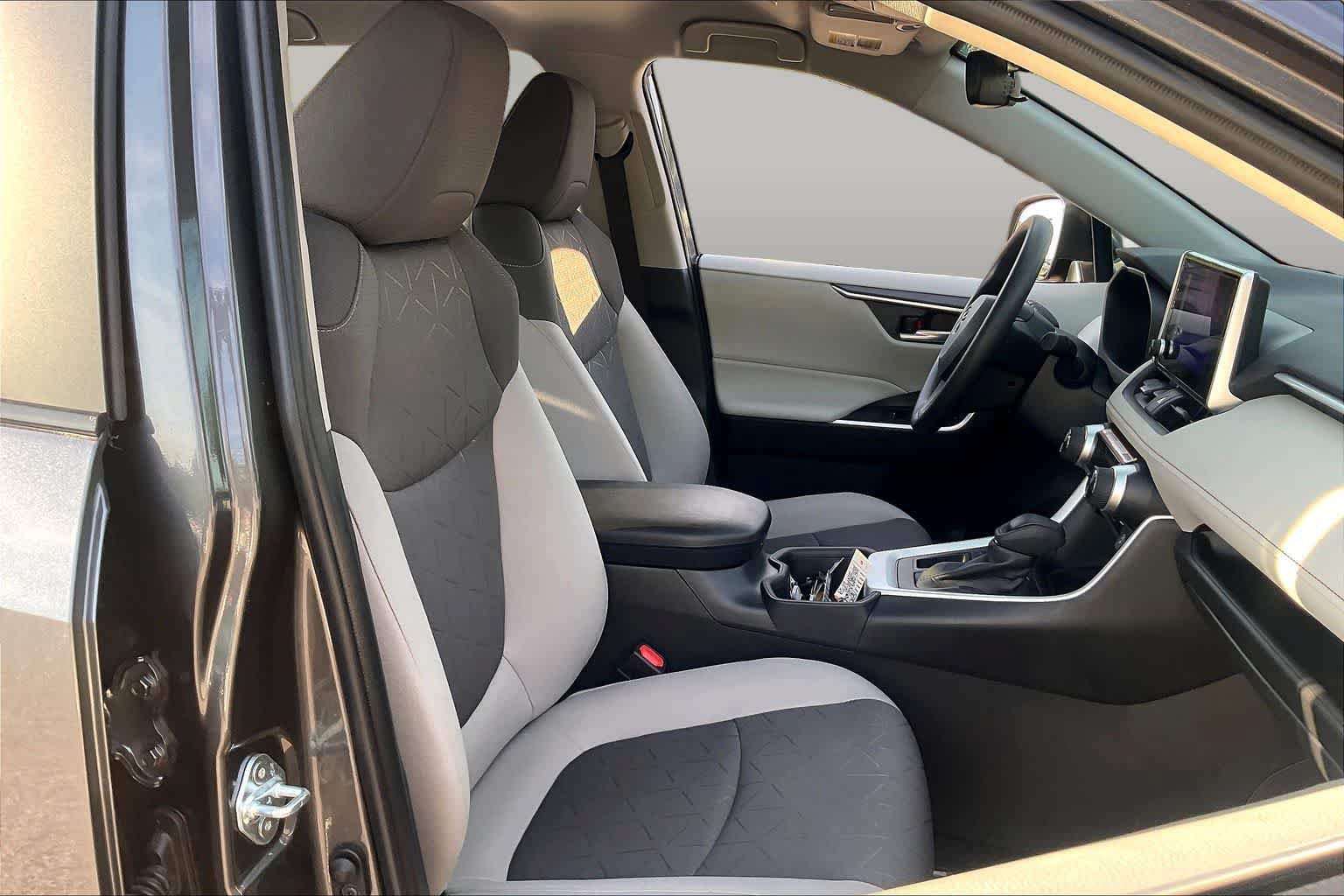 Used 2025 Toyota RAV4 XLE FWD image 9