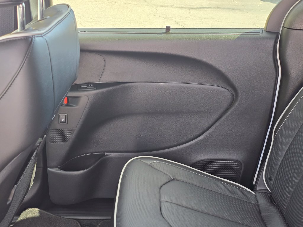 New 2027 Chrysler Pacifica Limited AWD/4WD image 38