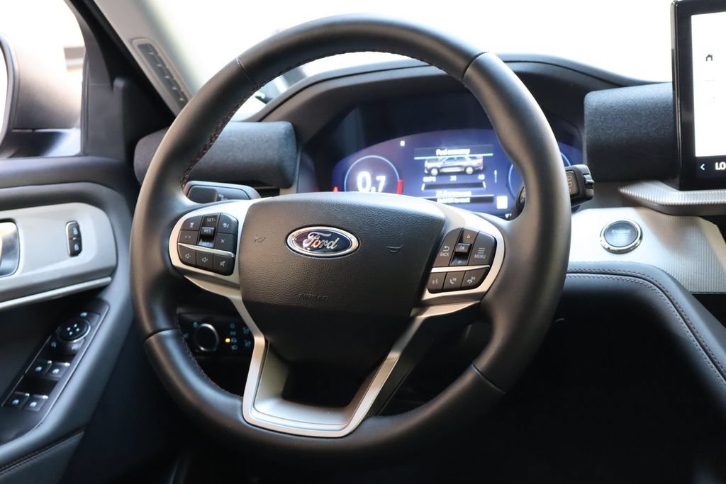Used 2025 Ford Explorer Active AWD/4WD image 28
