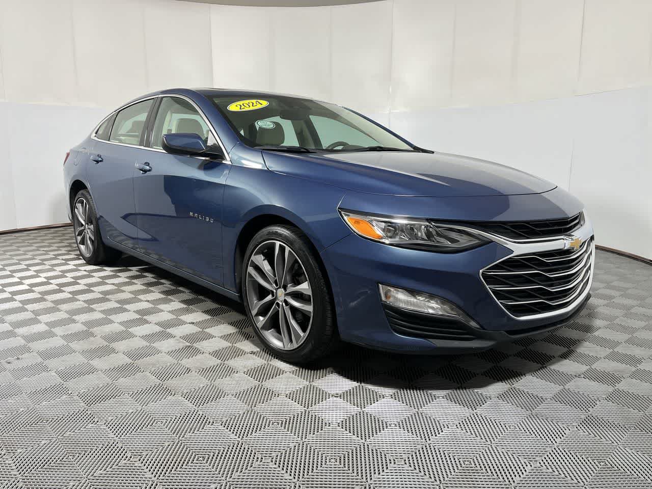 Used 2024 Chevrolet Malibu LT FWD image 2