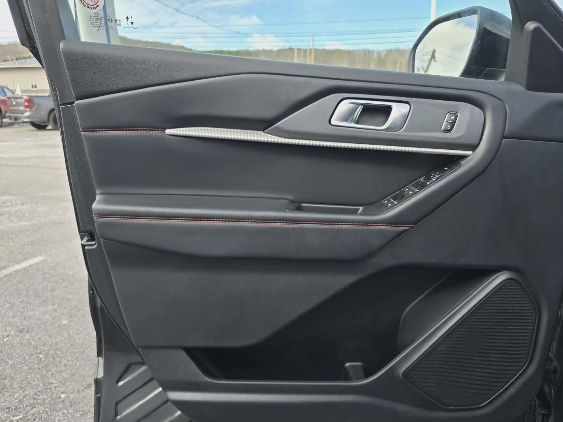 Used 2025 Ford Explorer ST-Line w/ ST-Line Street Pack image 16