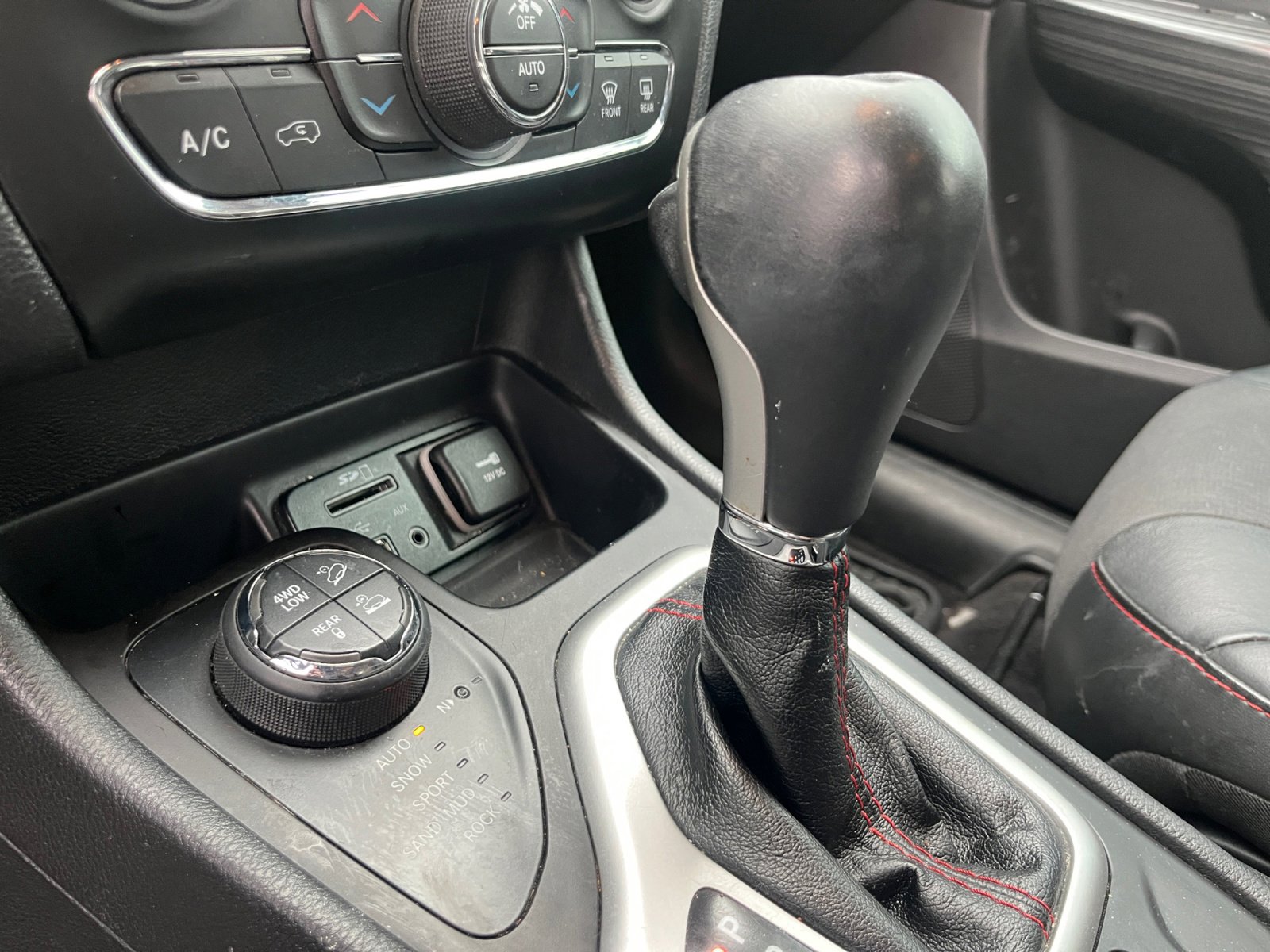 Used 2016 Jeep Cherokee Trailhawk w/ Comfort/Convenience Group image 30