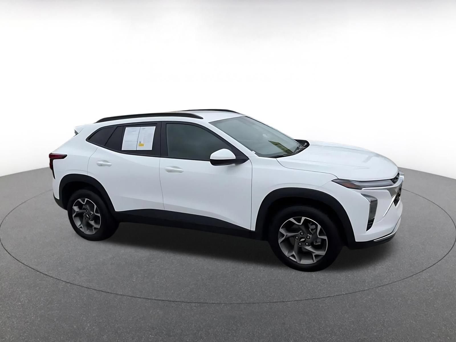 Used 2025 Chevrolet Trax LT FWD image 2