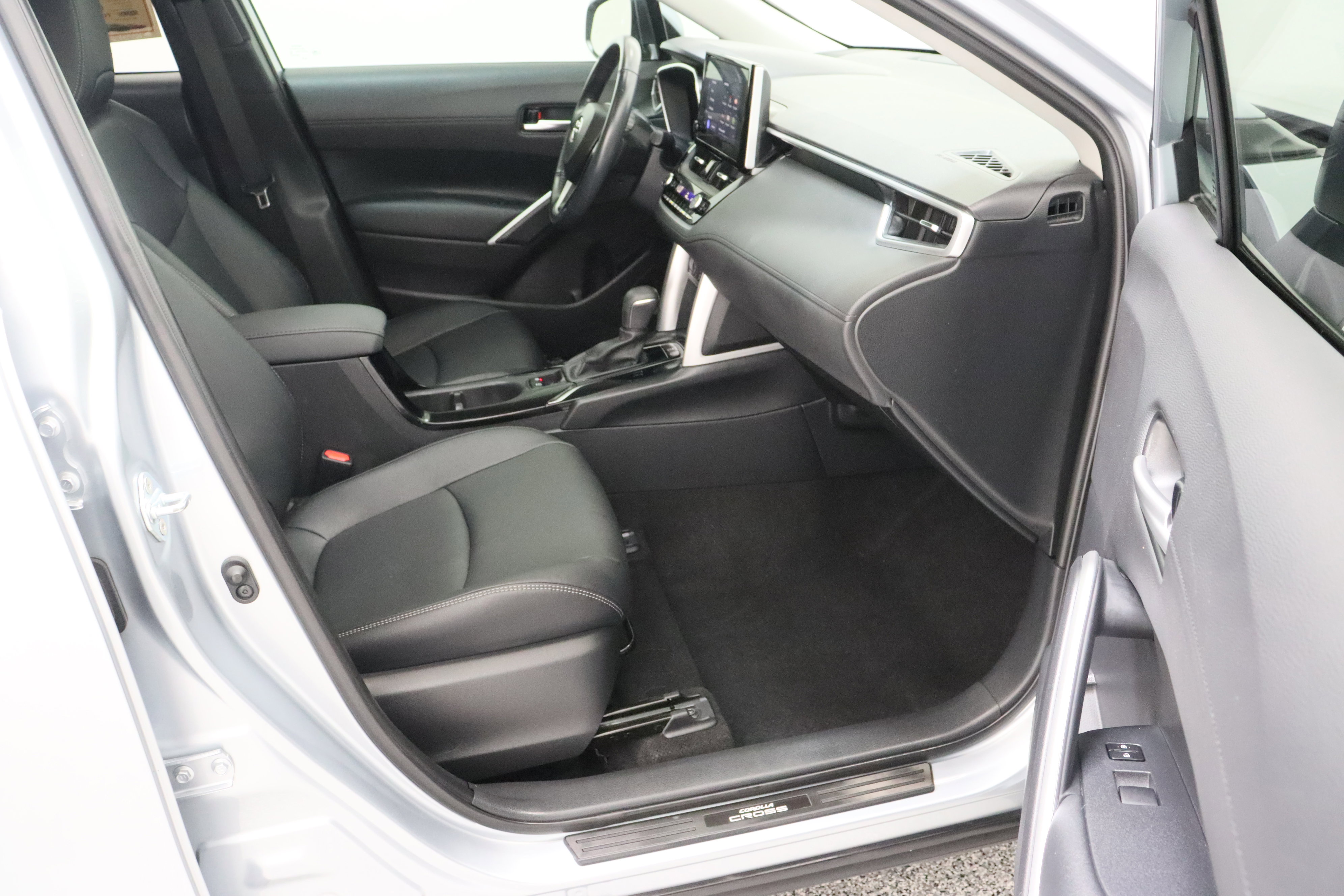 Used 2023 Toyota Corolla Cross XLE w/ Convenience Package FWD image 40