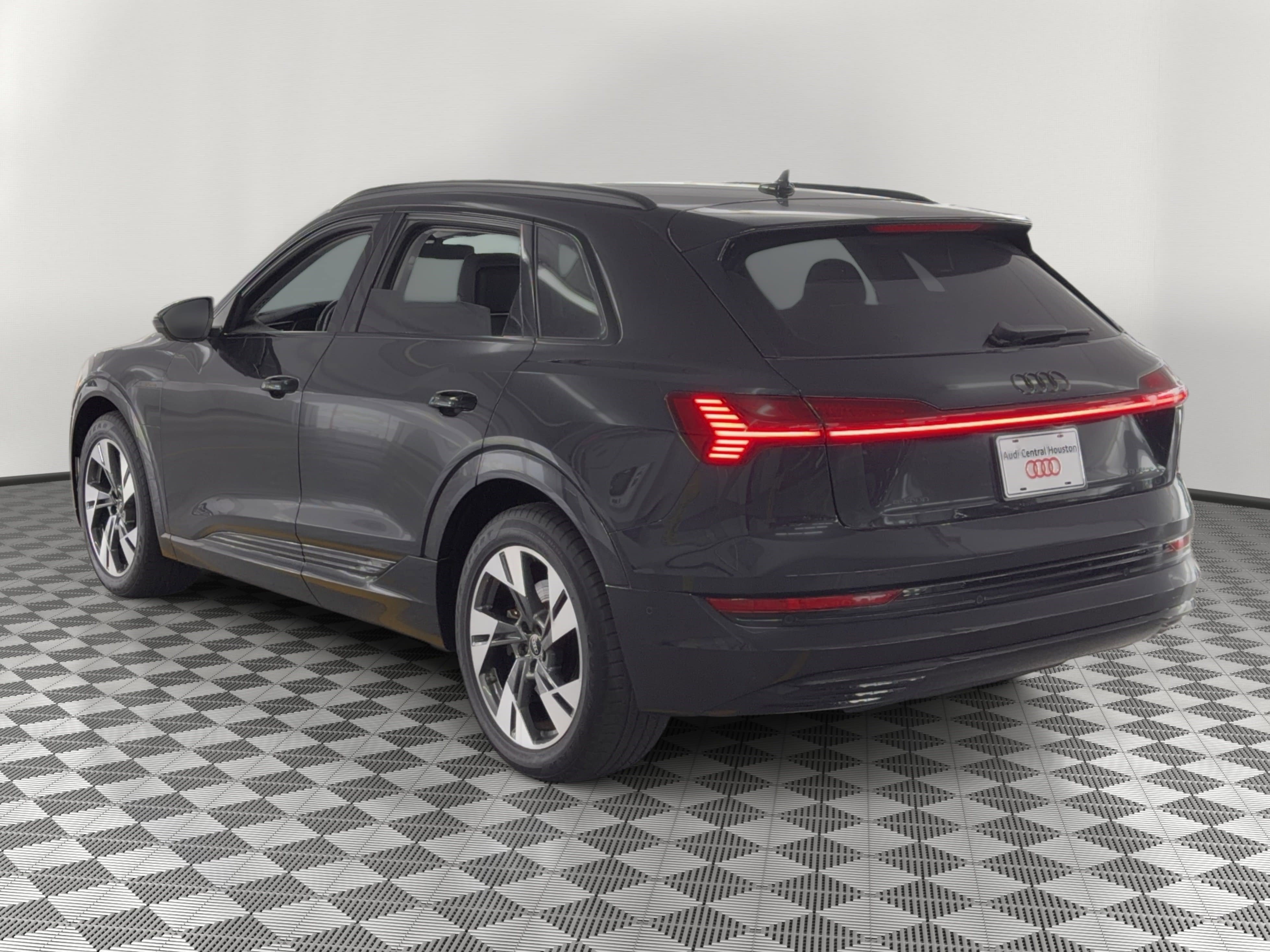 Used 2023 Audi e-tron Premium w/ Convenience Plus Package image 3