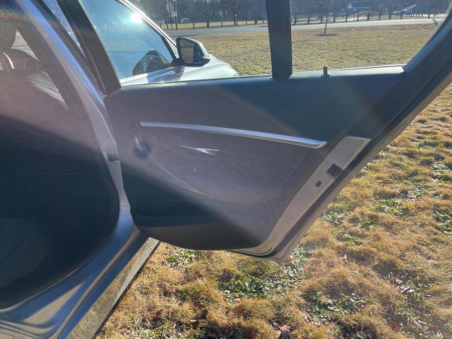 Used 2017 BMW 330e w/ Technology Package RWD image 33