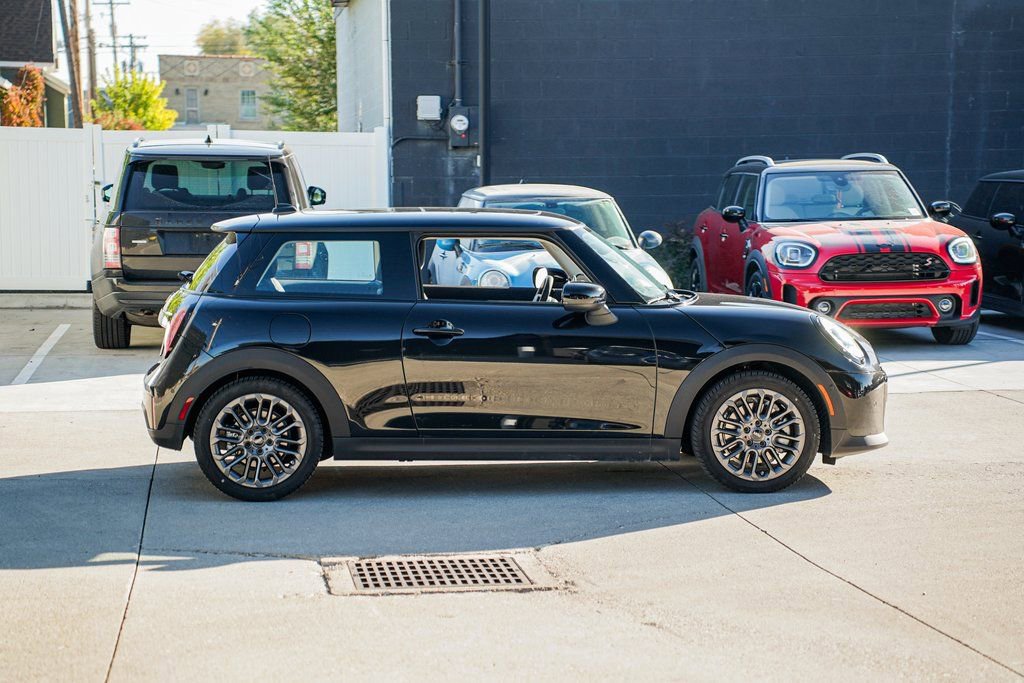 Used 2025 MINI Cooper 2-Door Hardtop image 4