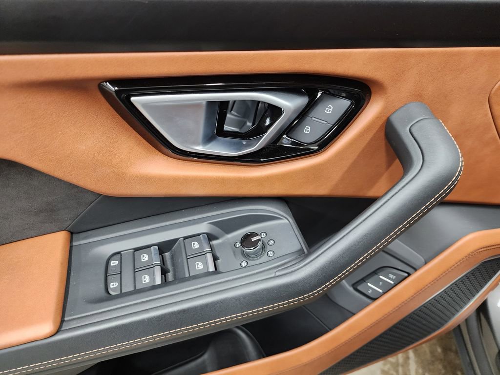 Used 2022 Lamborghini Urus image 10