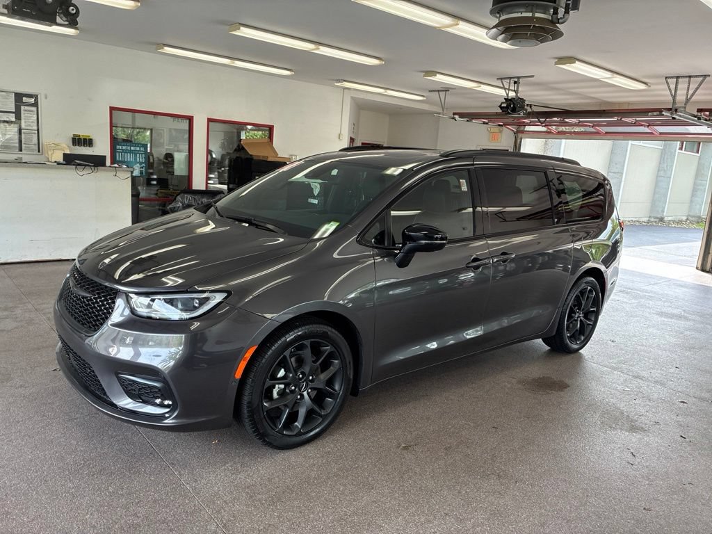Used 2023 Chrysler Pacifica Limited w/ S Appearance Package FWD image 9