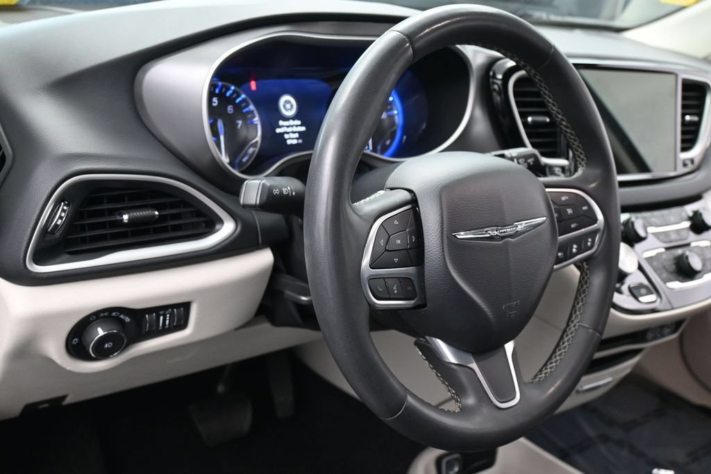 Used 2023 Chrysler Pacifica Touring-L FWD image 15