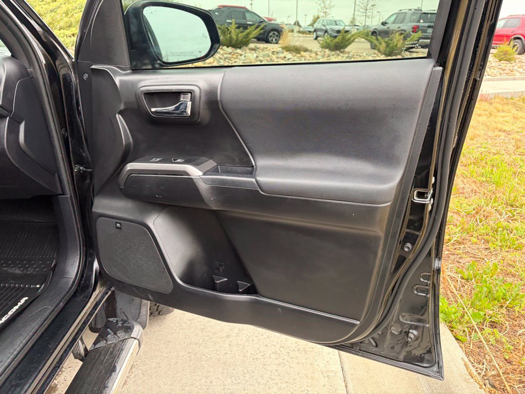 Used 2019 Toyota Tacoma TRD Sport w/ TRD Premium Sport Package AWD/4WD image 25