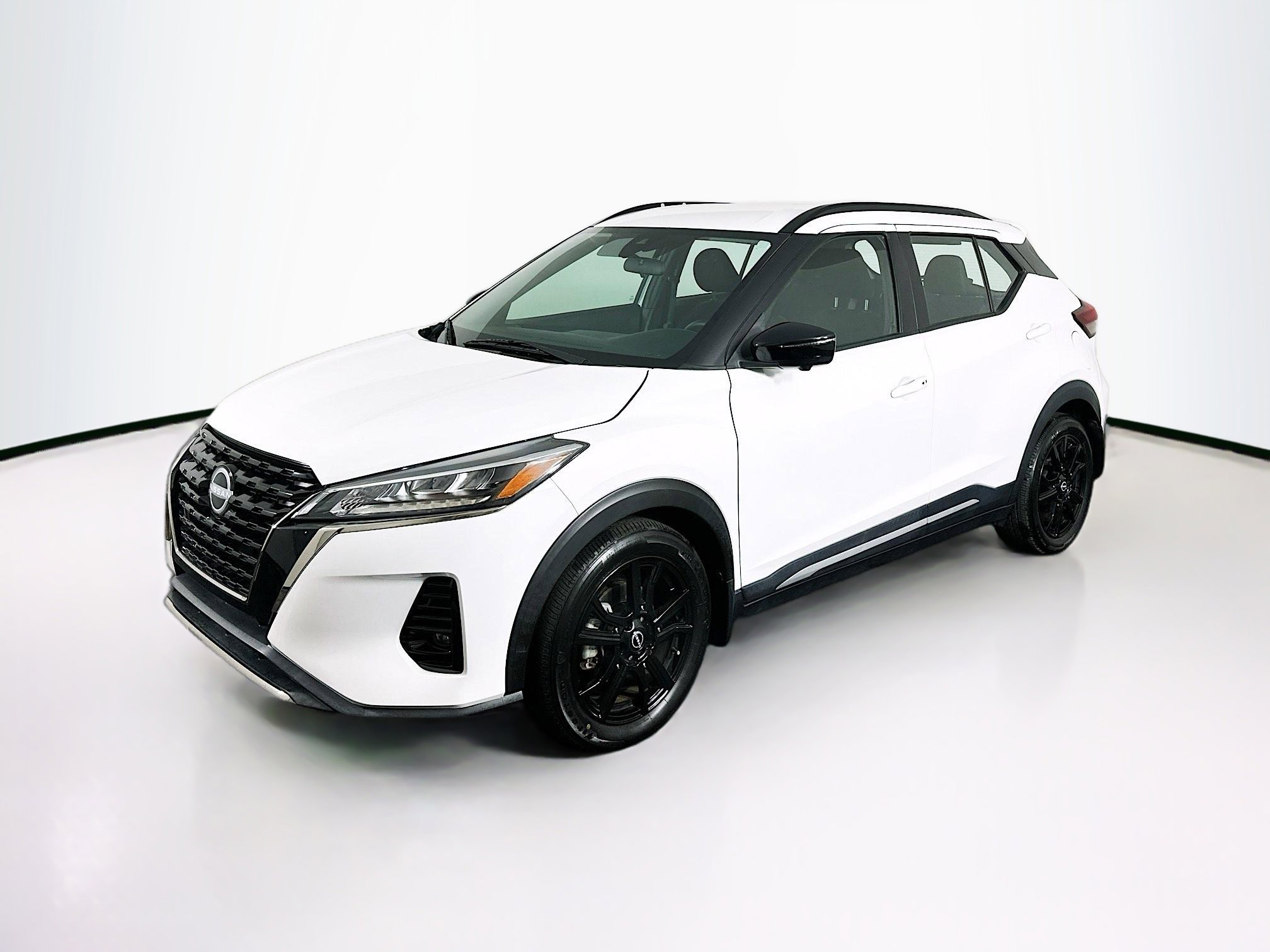 Used 2023 Nissan Kicks SR image 3