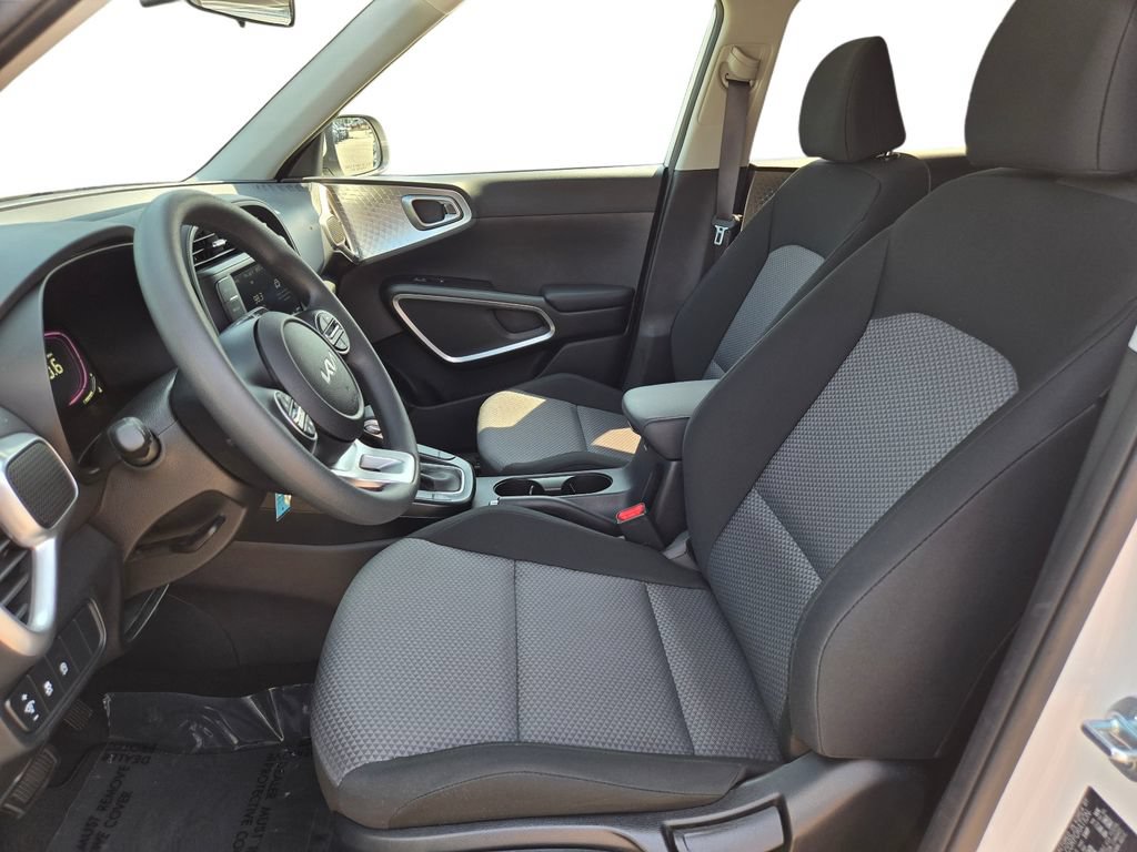 Certified 2025 Kia Soul LX w/ LX Technology Package FWD image 17