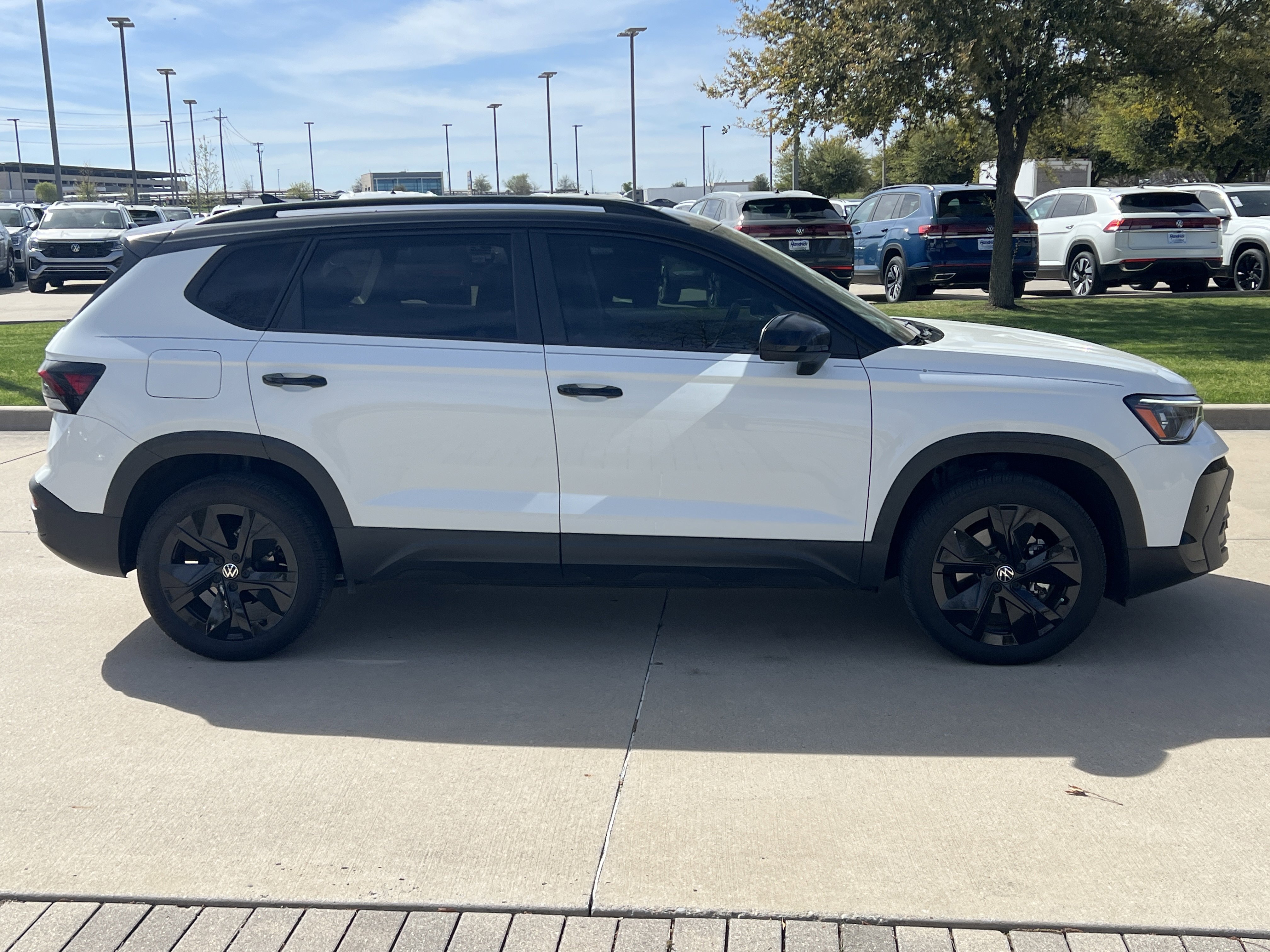 Certified 2025 Volkswagen Taos SE image 11