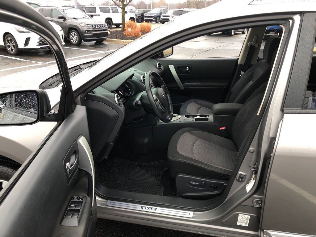 Used 2013 Nissan Rogue SV w/ Premium Pkg image 18