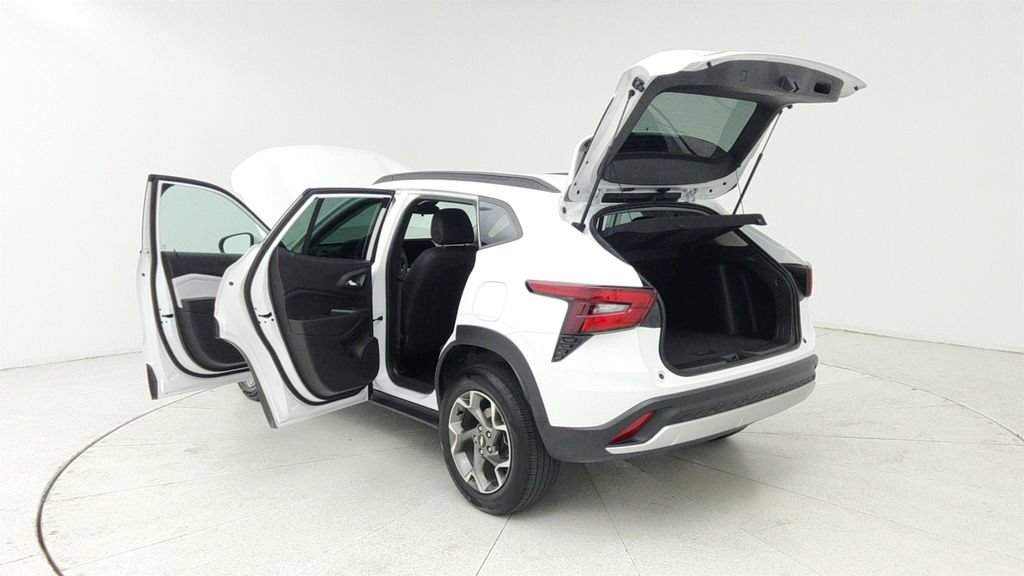 Certified 2025 Chevrolet Trax LT FWD image 11