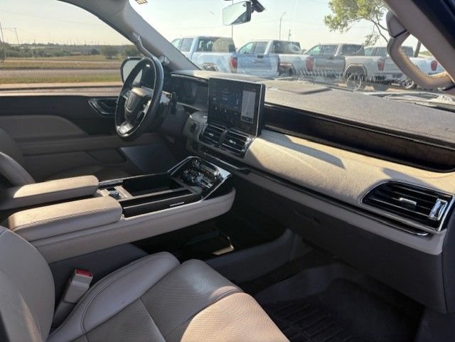 Used 2023 Lincoln Navigator L Reserve AWD/4WD image 24