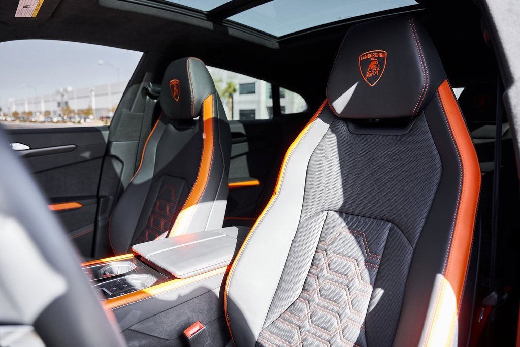 Used 2025 Lamborghini Urus SE image 48