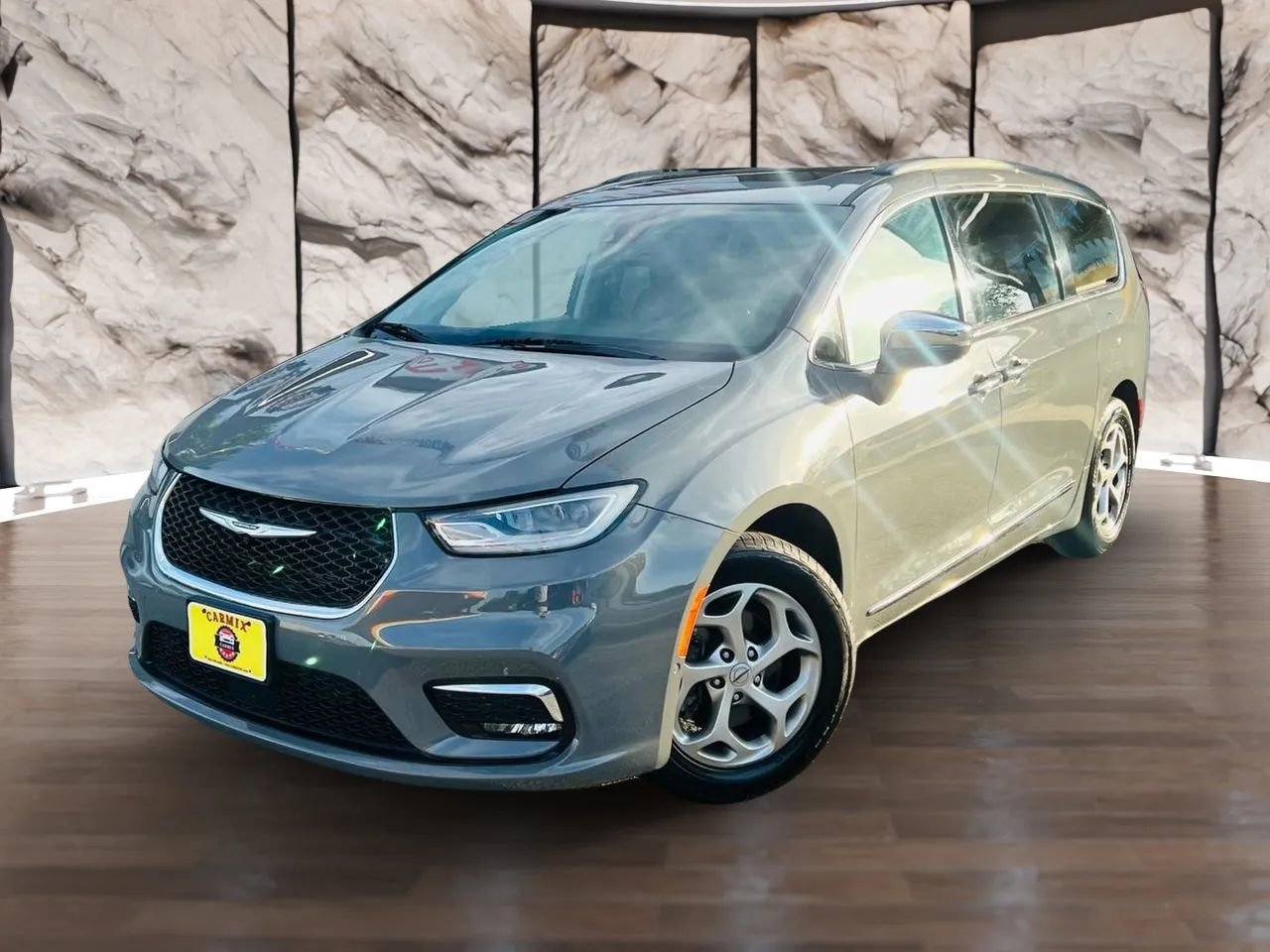 Used 2022 Chrysler Pacifica Limited image 3