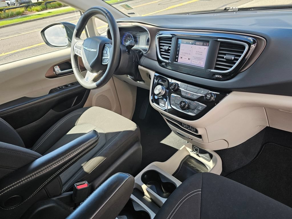 Used 2022 Chrysler Voyager LX FWD image 12