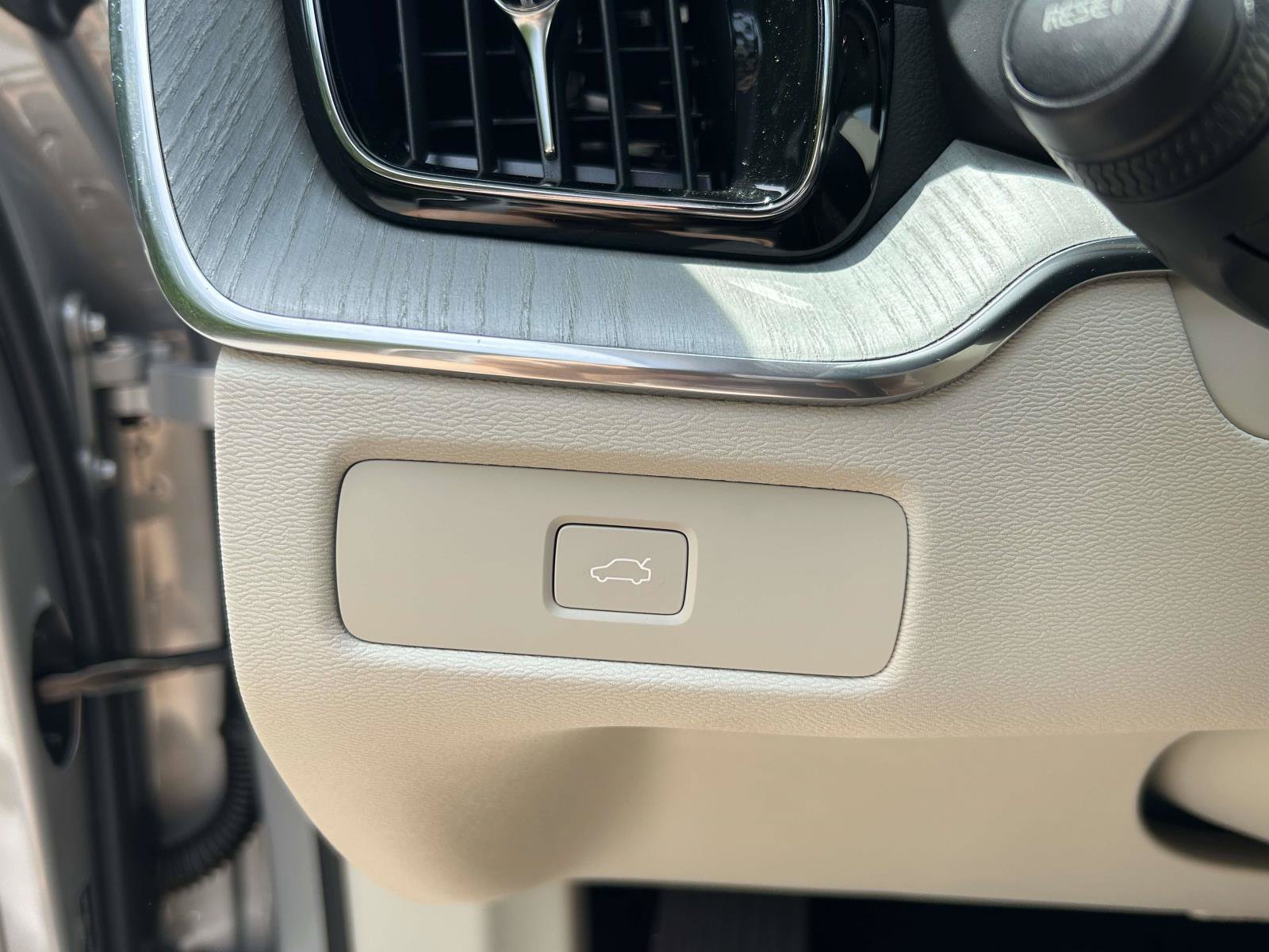 Certified 2025 Volvo XC60 B5 Ultra AWD/4WD image 21