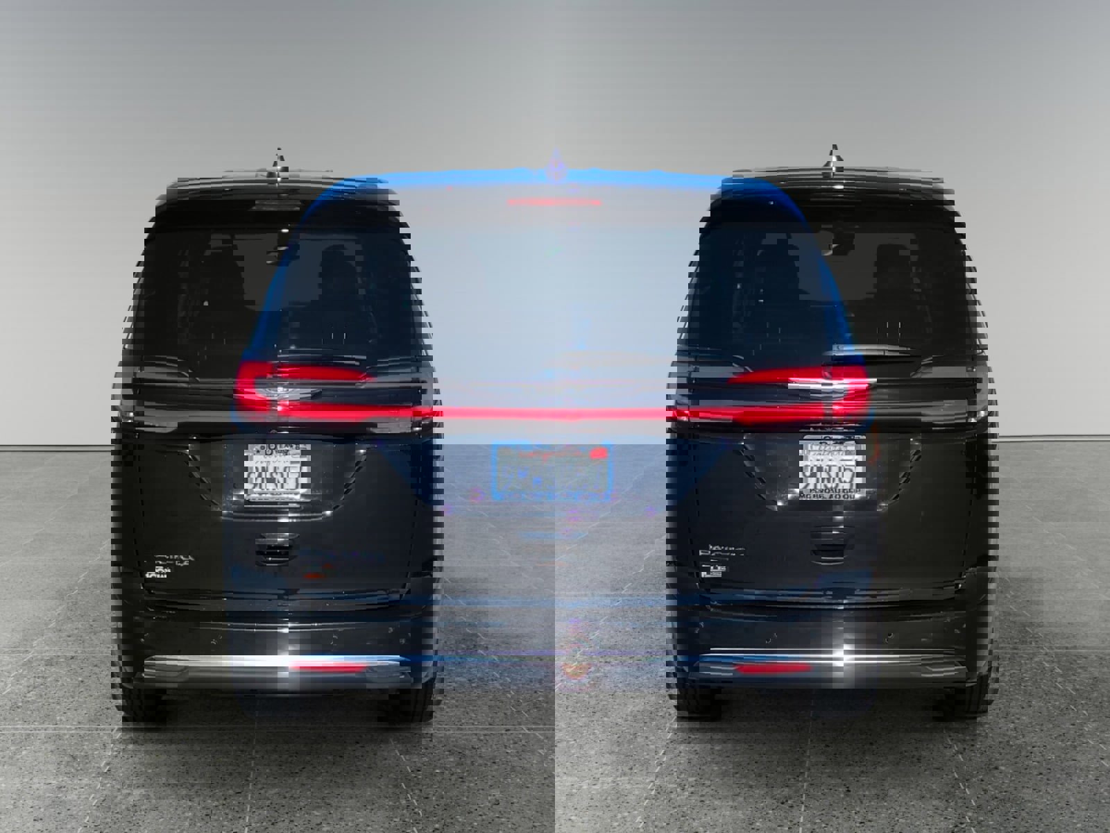 Used 2024 Chrysler Pacifica Touring image 4