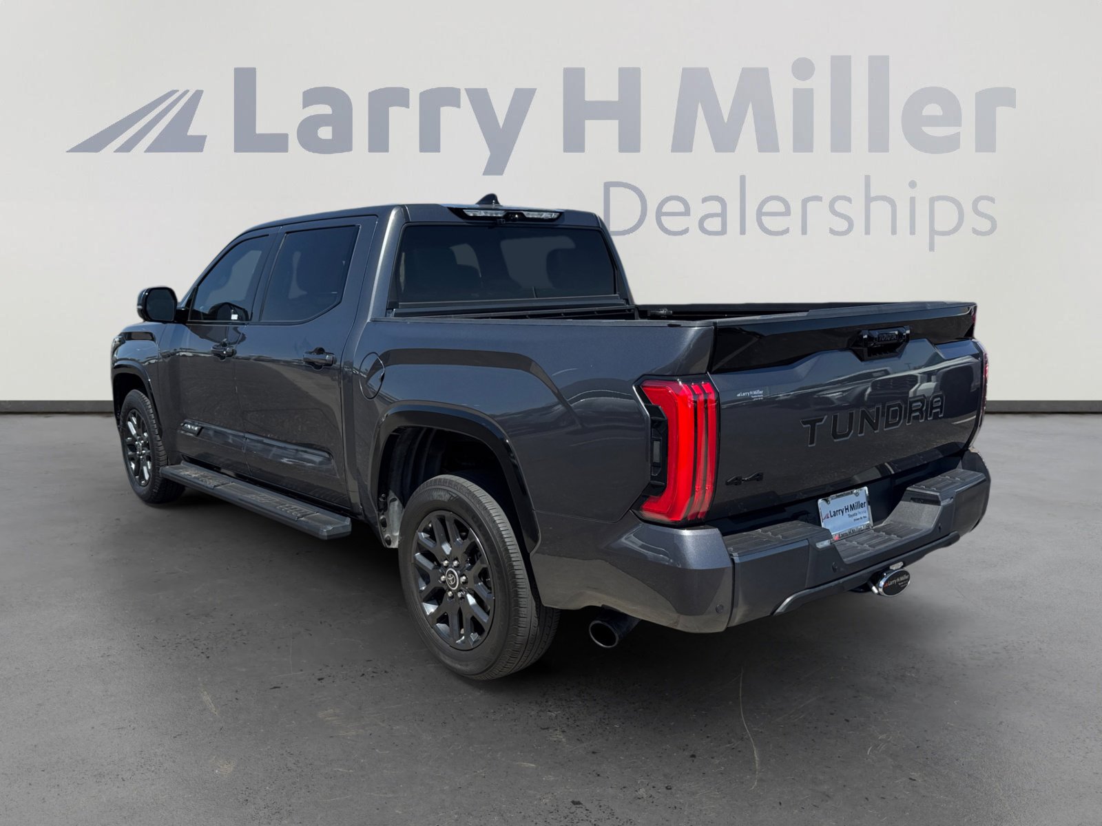 Used 2023 Toyota Tundra Platinum AWD/4WD image 3