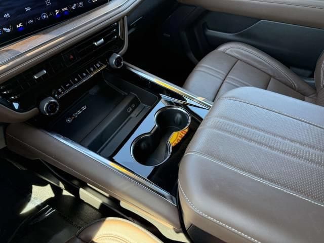 Used 2025 Chevrolet Tahoe High Country AWD/4WD image 33