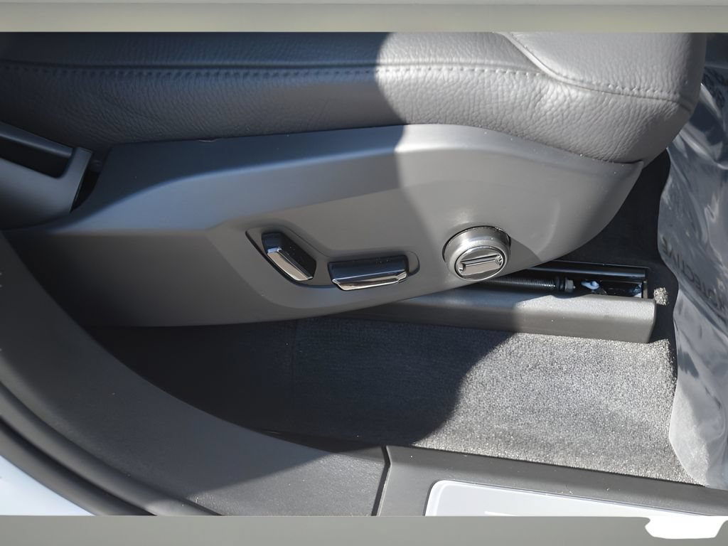 Certified 2024 Volvo XC90 T8 Plus w/ Protection Package Premier AWD/4WD image 33