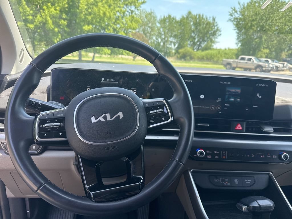 Used 2025 Kia Carnival FWD image 11