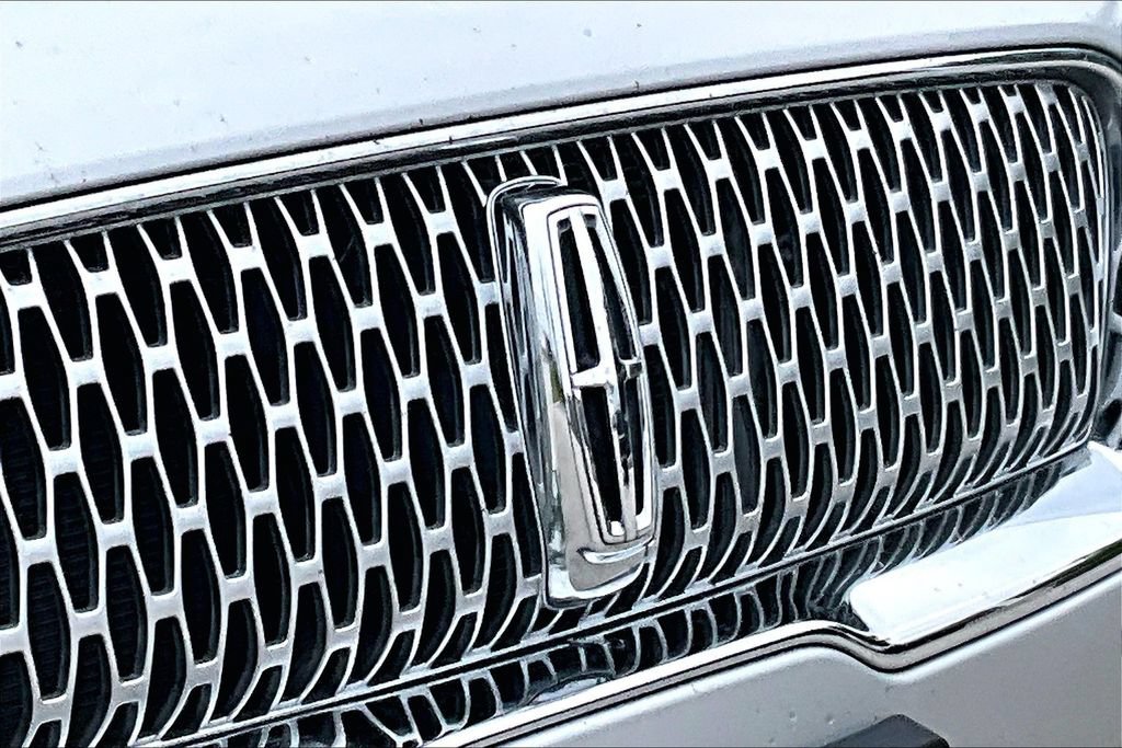 Used 2019 Lincoln Nautilus Premier AWD/4WD image 11