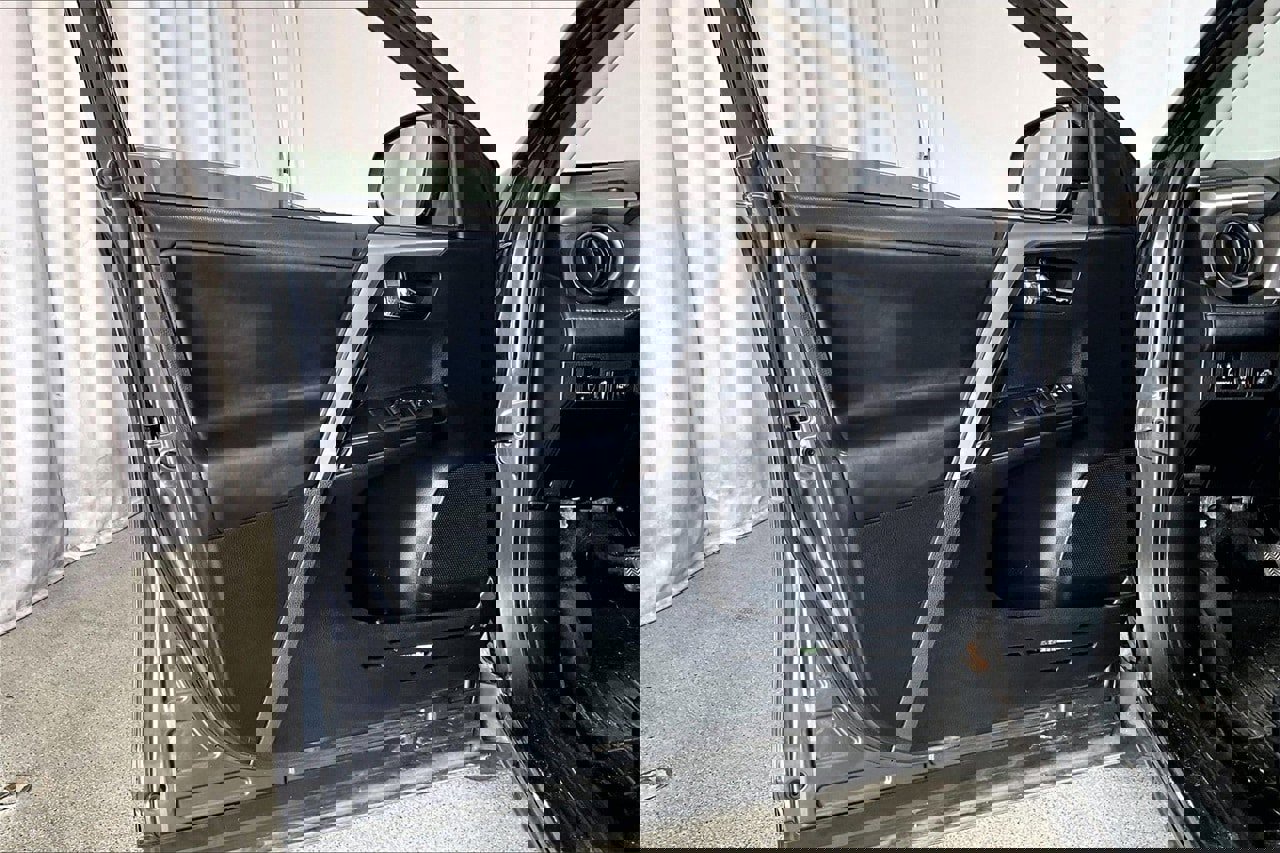 Used 2018 Toyota RAV4 XLE image 21