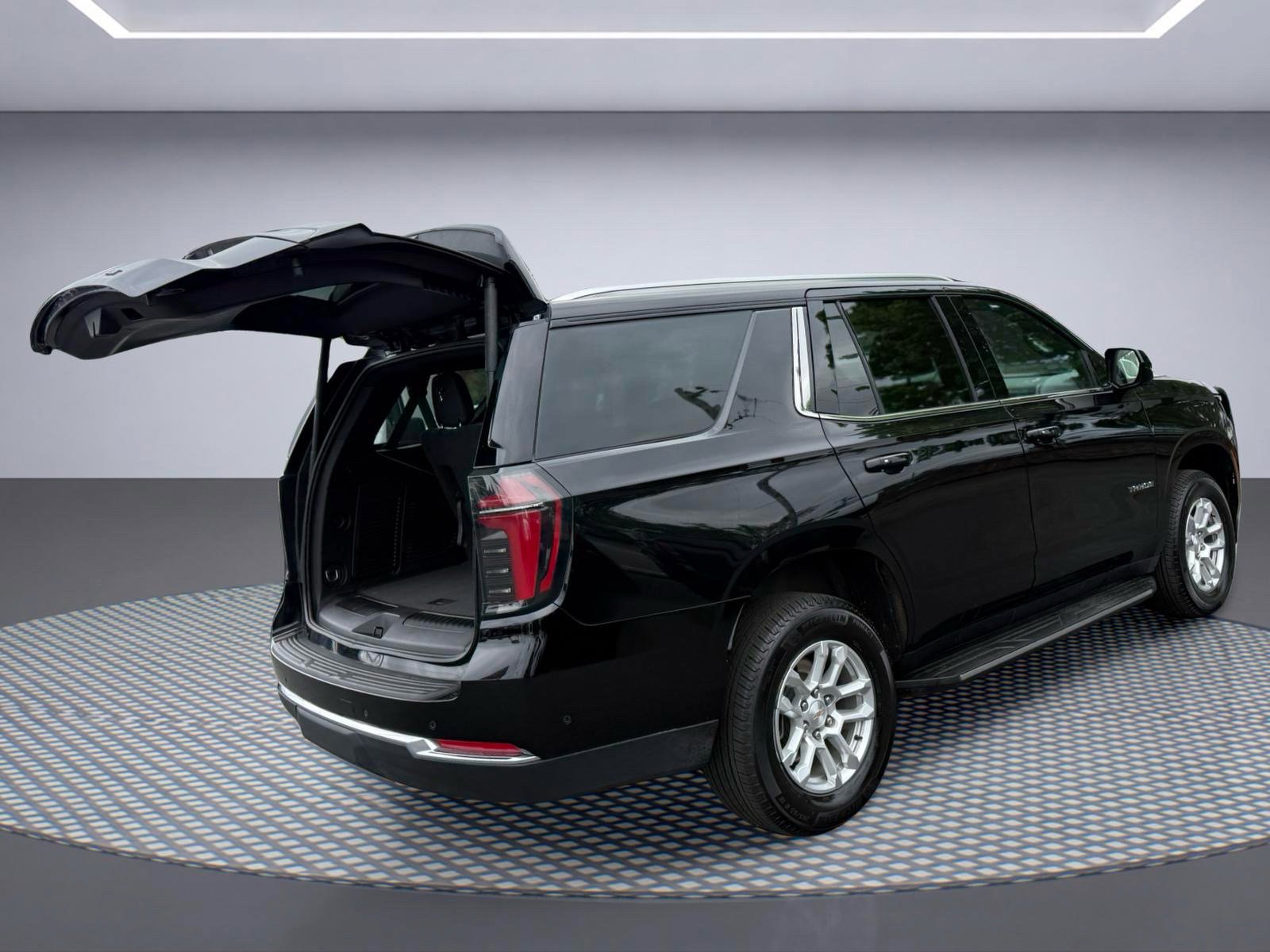 Used 2025 Chevrolet Tahoe LT AWD/4WD image 6