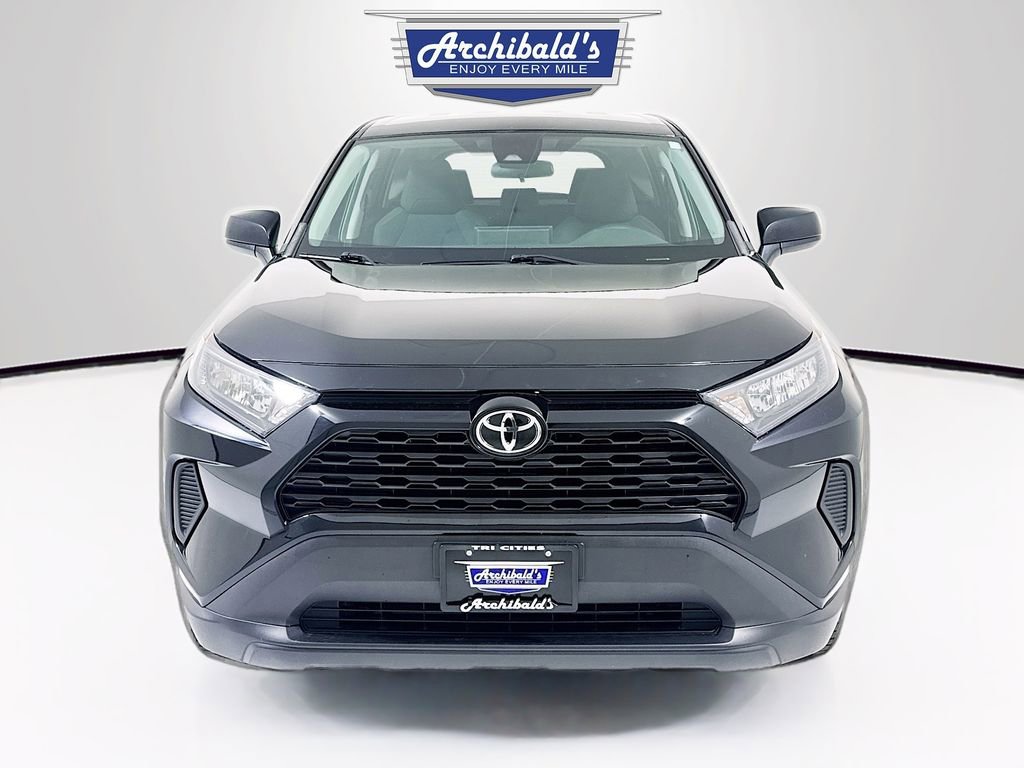 Used 2022 Toyota RAV4 LE image 2