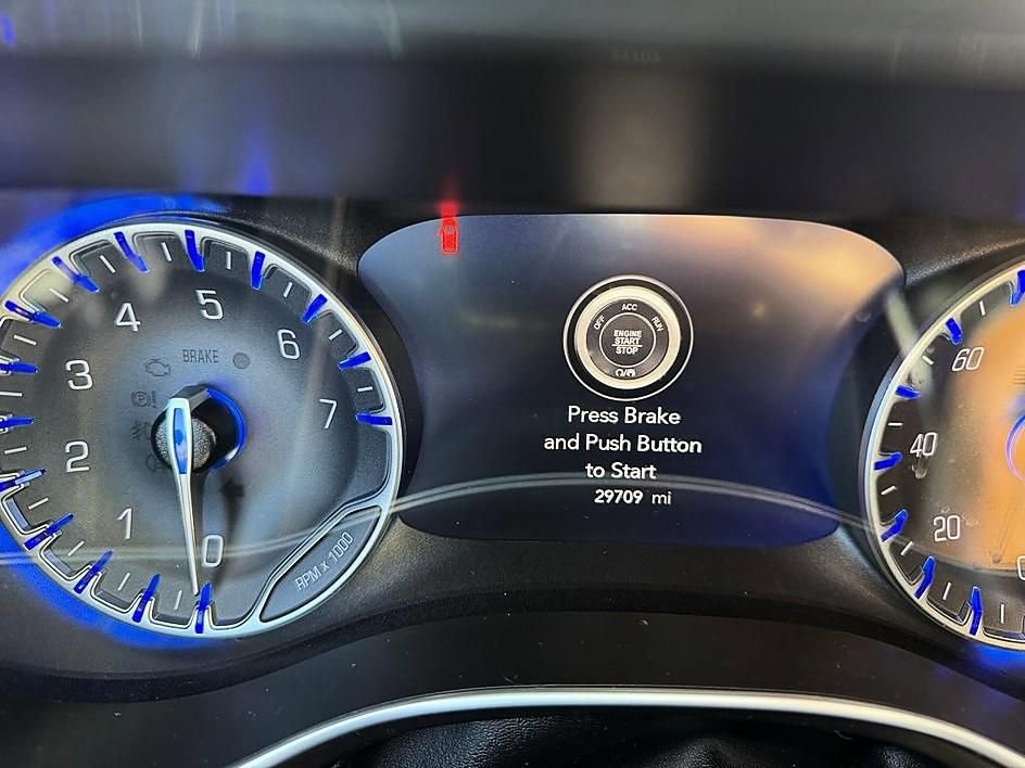 Used 2019 Chrysler Pacifica Limited w/ Tire & Wheel Group FWD image 14