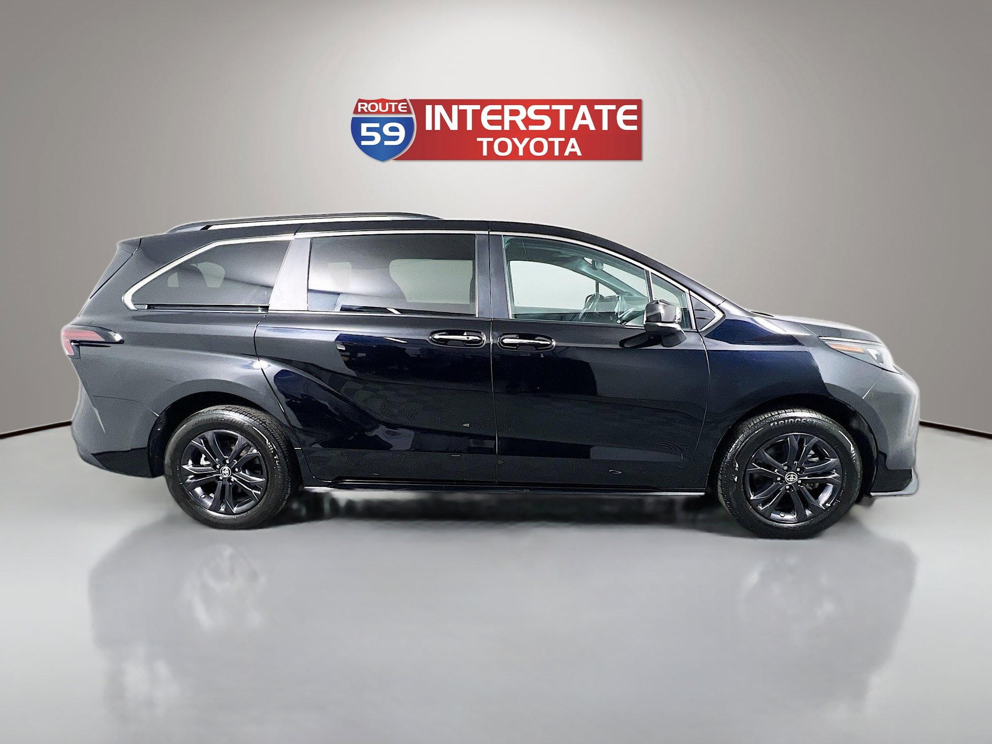 Certified 2024 Toyota Sienna XLE Woodland Edition image 8