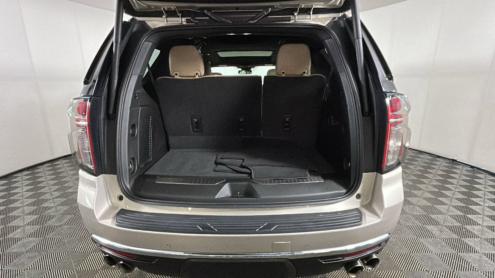 Used 2023 Chevrolet Tahoe Premier AWD/4WD image 32