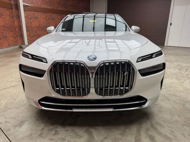 Used 2025 BMW i7 eDrive50 w/ Premium Package image 8