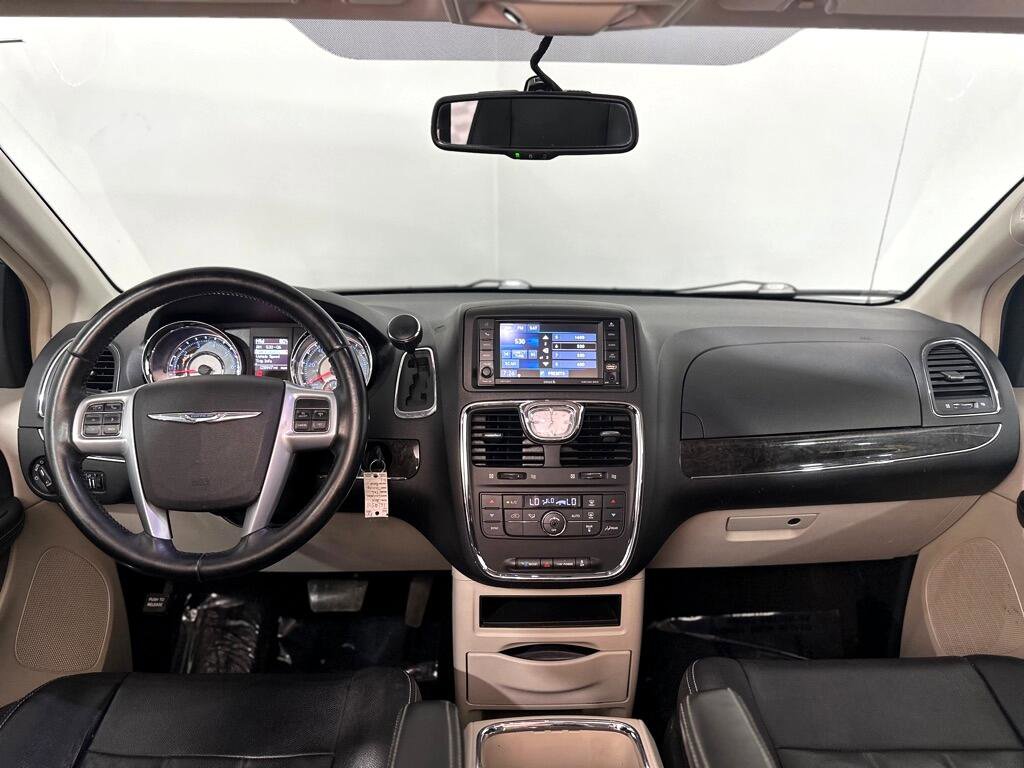 Used 2014 Chrysler Town & Country Touring image 14