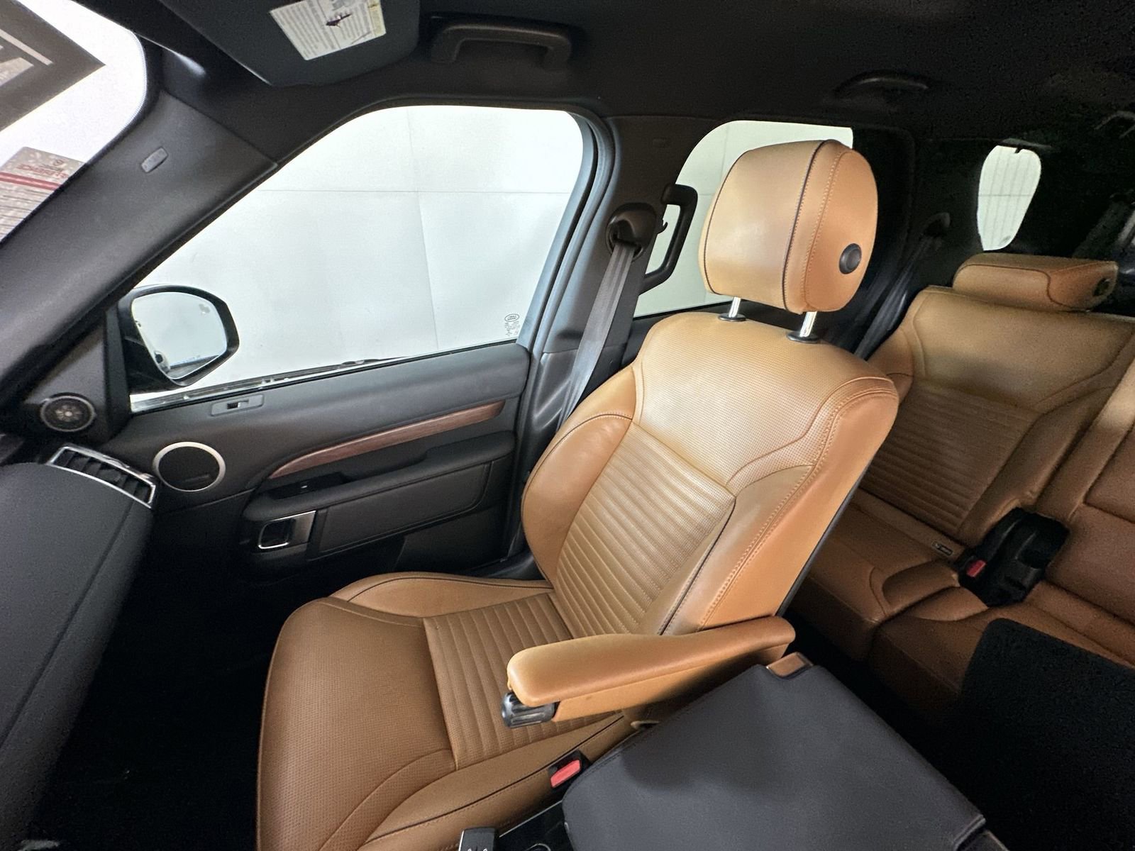 Used 2020 Land Rover Discovery HSE image 33