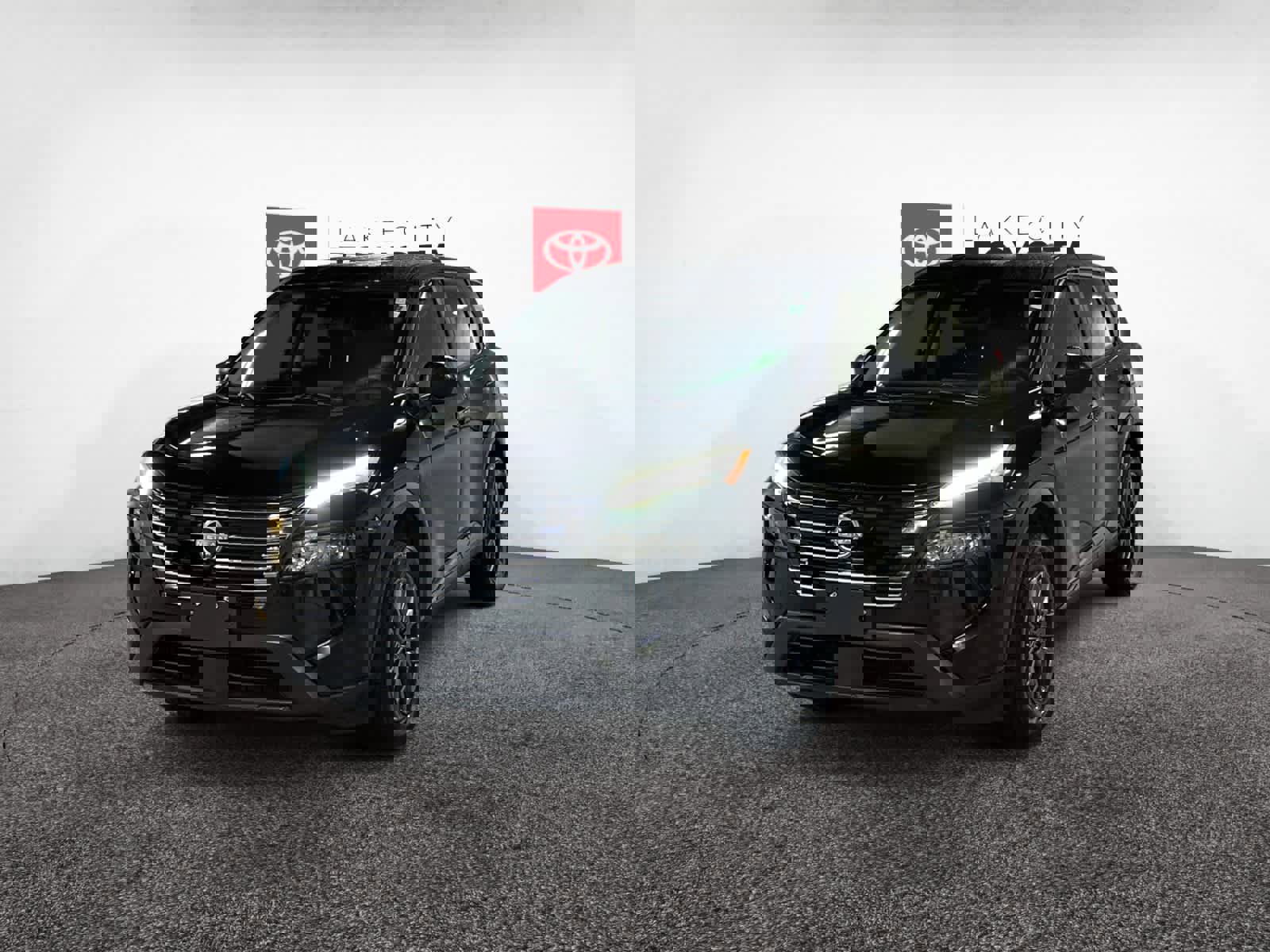 Used 2024 Nissan Rogue S image 1