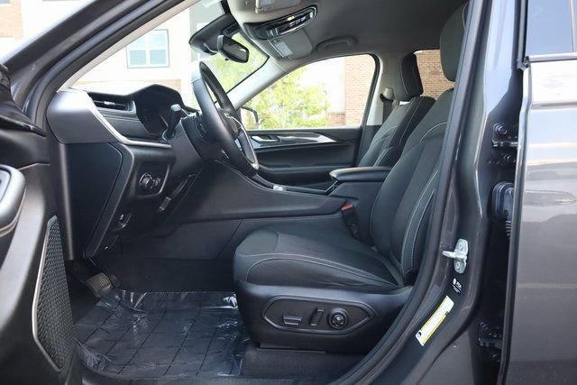 Used 2022 Jeep Grand Cherokee Laredo w/ Luxury Tech Group I image 10