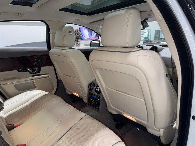 Used 2016 Jaguar XJ R-Sport RWD image 57