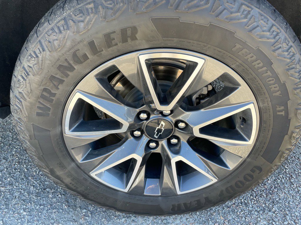 Used 2024 Chevrolet Suburban Z71 w/ Luxury Package image 17